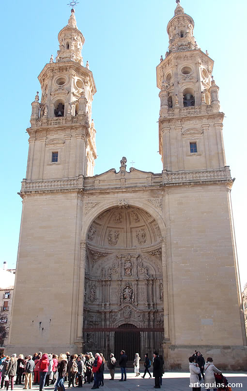 Explicaciones ante la fachada barroca de la concatedral