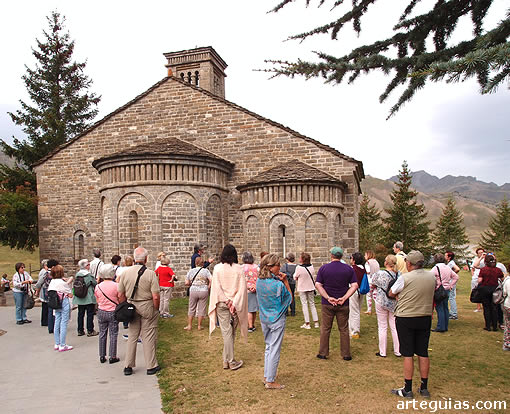 Domingo por la mañana: en Formigal, ante la iglesia de Basarán