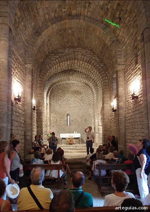 En el interior de San Pedro de Lárrede