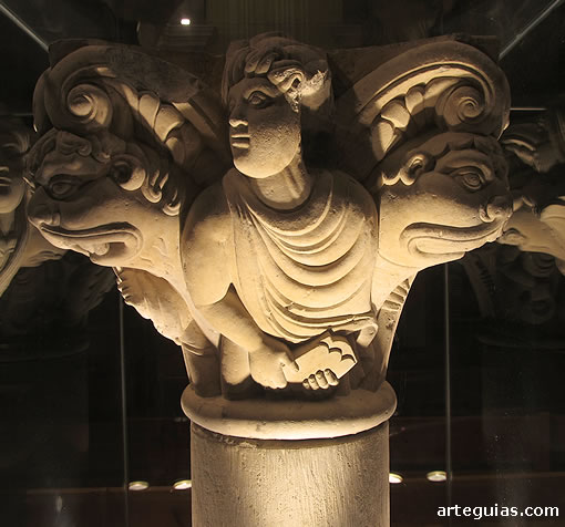 Capitel conservado en la iglesia de Santiago