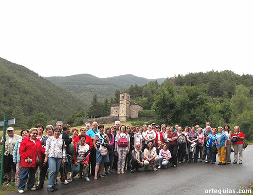 Posando delante de San Bartolomé de Gavín