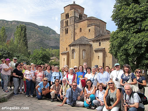 Posando ante la iglesia de Santa María de Santa Cruz de la Serós