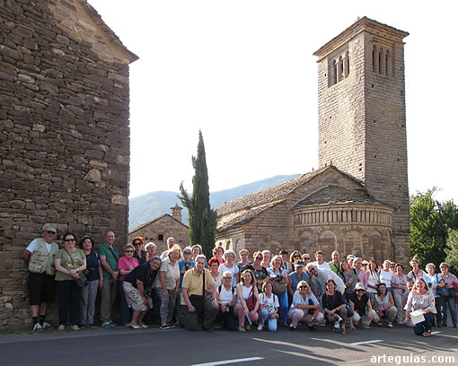 Foto de familia delante de la iglesia de San Pedro de Lárrede, modelo de las iglesias serrablesas