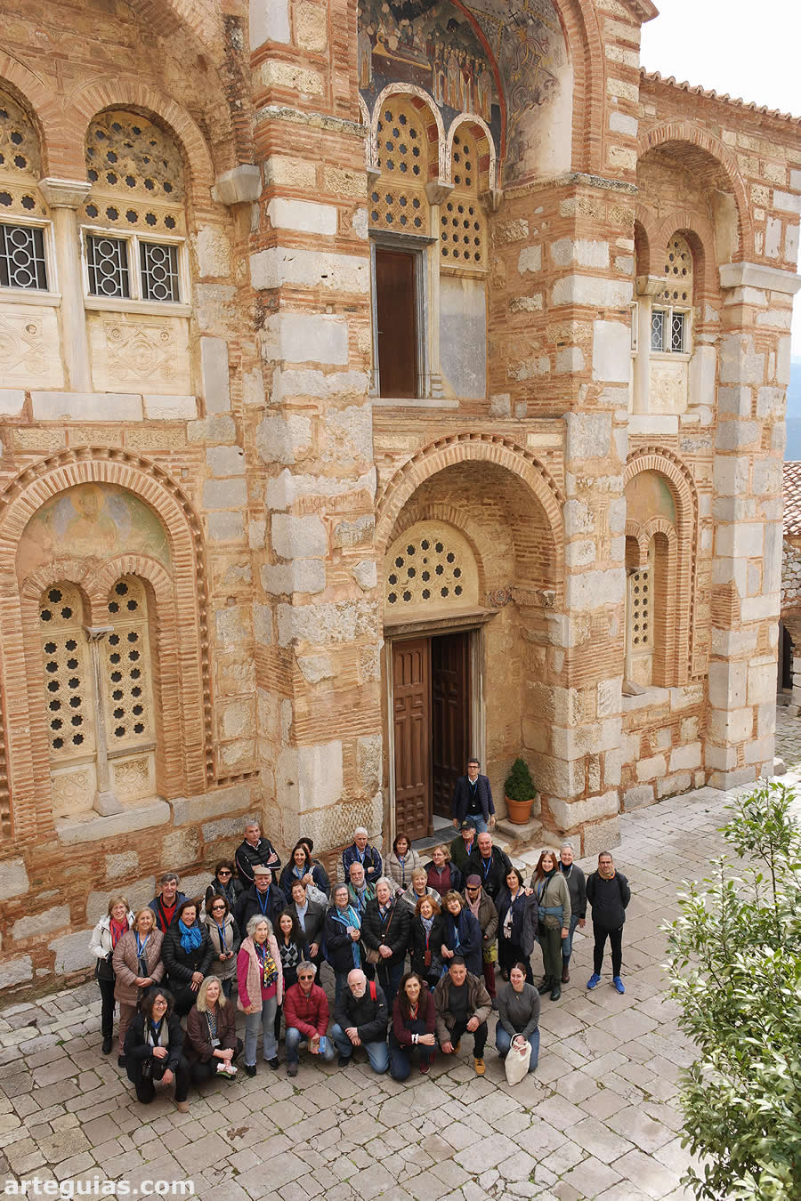 En la fachada de la iglesia monacal de Osios Loukas