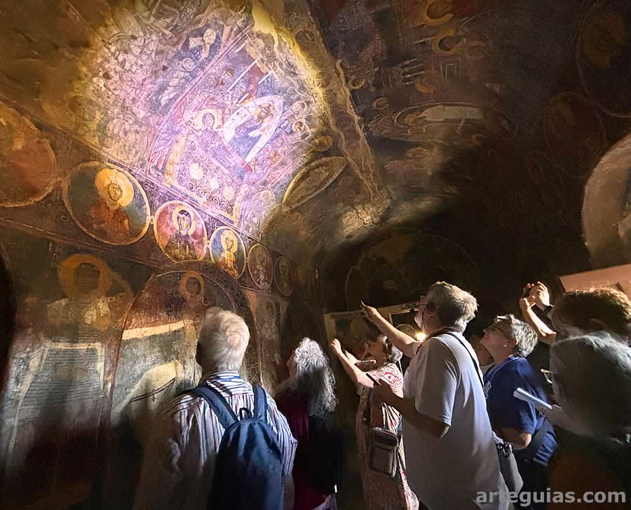 Alumbrando las magníficas pinturas de una de las iglesias de Geraki