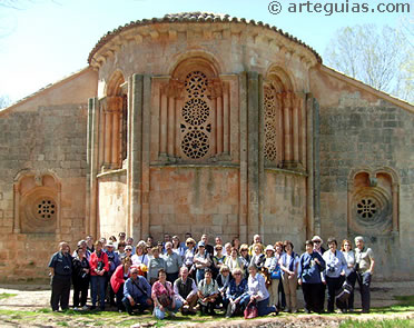 El grupo posando ante la imponente cabecera d Santa Coloma de Albendiego