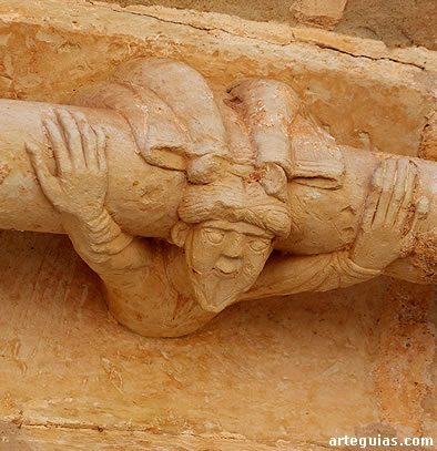 Escultura de un contorsionista en la puerta de la Ermita de Nuestra Señora del Val