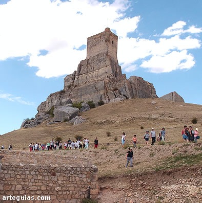 Bajo la peña de donde emerge la torre del homenaje del castillo de Atienza