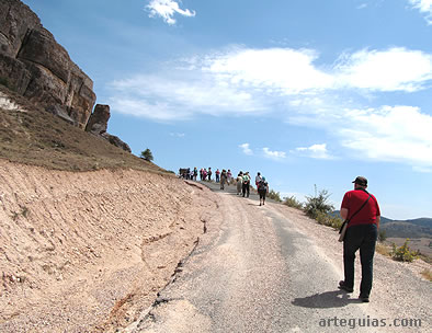 Camino de la iglesia de Santa María del Rey de Atienza. Al lado izquierdo, el monte sobre el que se encuentra el castillo