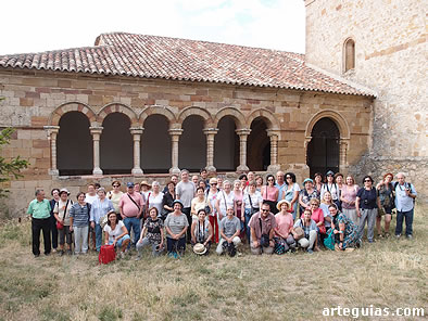 Foto de familia frente a la galería porticada románica de la iglesia de San Bartolomé