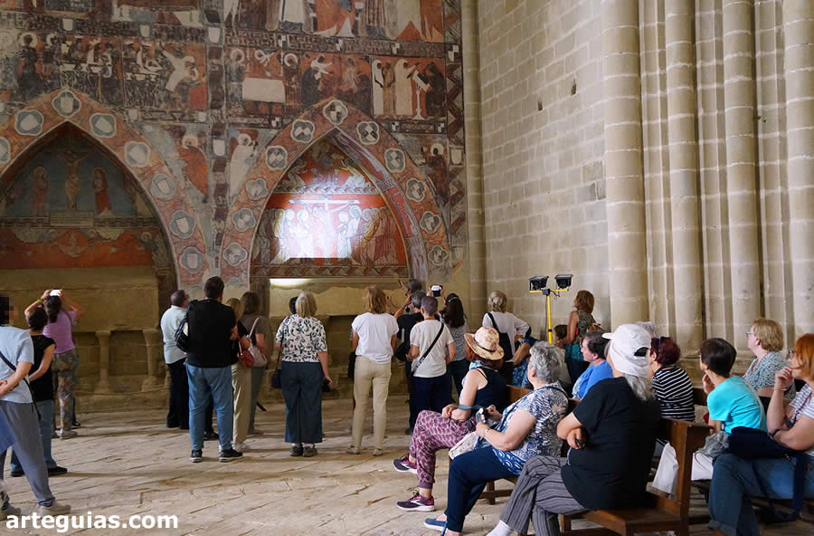 Admirando las pinturas murales de San Miguel de Foces