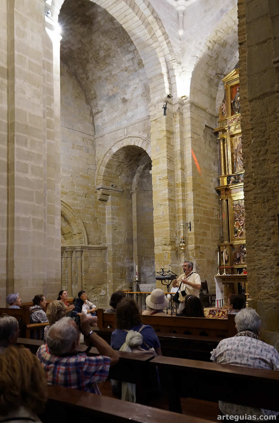 Explicaciones en la iglesia de San Pedro el Viejo