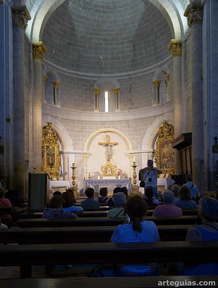 Explicaciones dentro de la iglesia de Murillo de Gällego