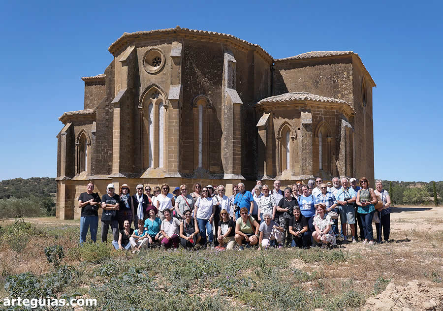 Foto de grupo ante la iglesia de San Miguel de Foces en Ibieca