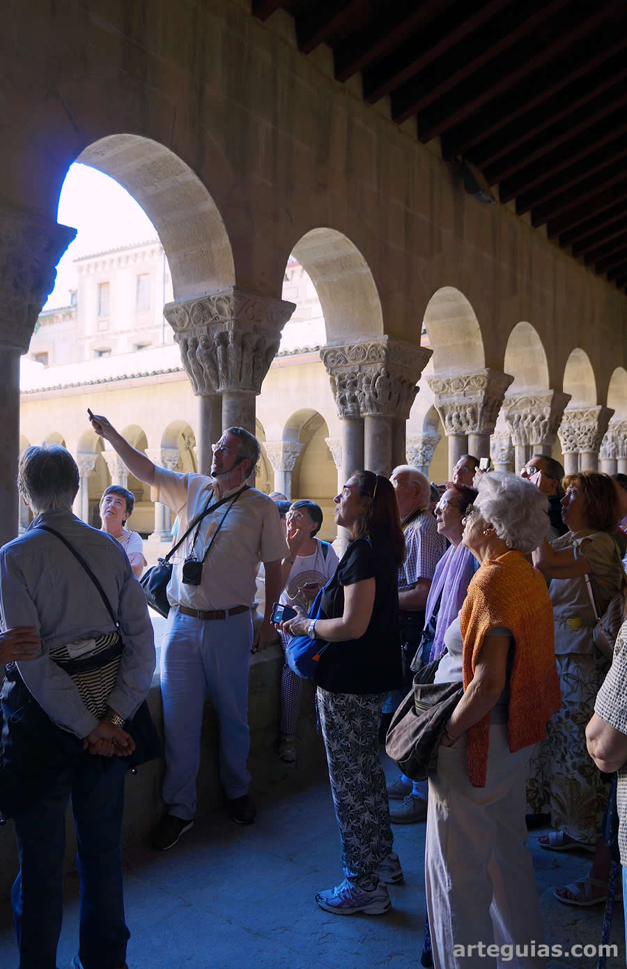 Recorrimos el claustro románico de San Pedro el Viejo