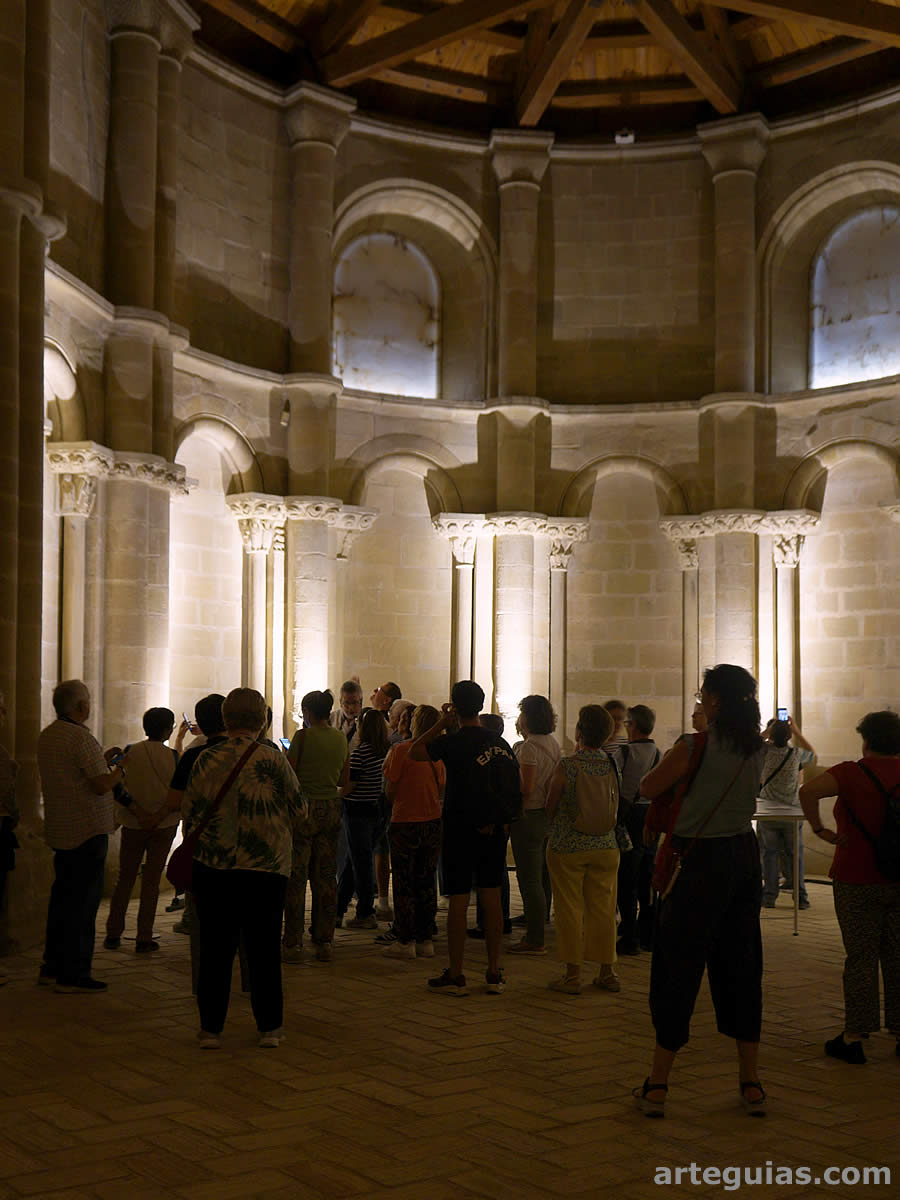 Dentro de la Sala de Doña Petronila del Palacio de los Reyes de Aragón