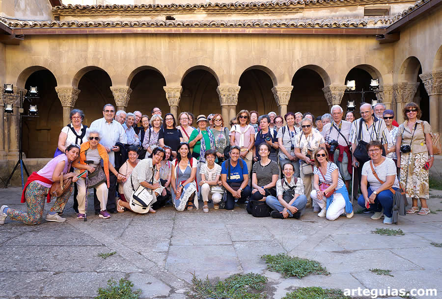 Foto de familia dentro del claustro de San Pedro el Viejo