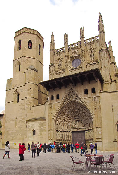 La tarde del viernes la dedicamos a la ciudad de Huesca. En la imagen, momentos antes de entrar en la catedral
