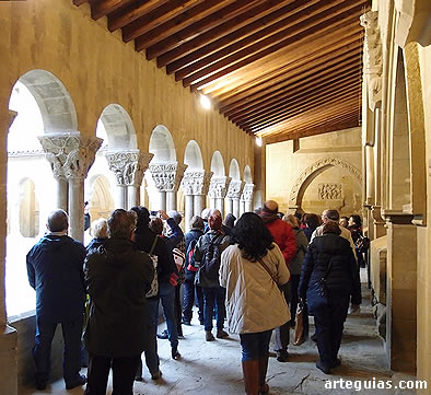 ültima hora de la tarde: uno de los lugares más celebrados del viaje: el claustro de San Pedro el Viejo