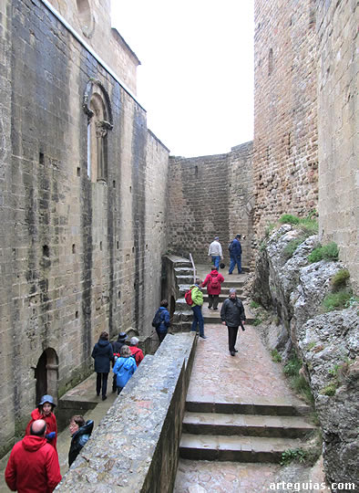 Recorrido por las iglesias y las torres que contiene el castillo de Loarre