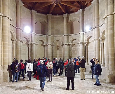 Admirando la fantástica Sala de Doña Petronila del Palacio de los Reyes de Aragón