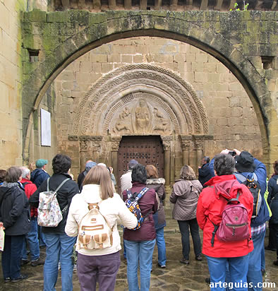 Admirando la portada de San Salvador de Agüero