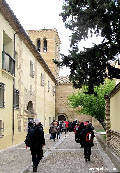De vuelta a Huesca, entrando en la iglesia de San Miguel