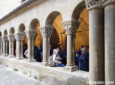 Admirando los capiteles del Taller del maestro de San Juan de la Peña