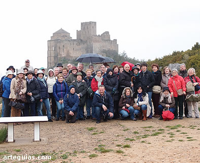 El grupo posando con el castillo de Loarre al fondo