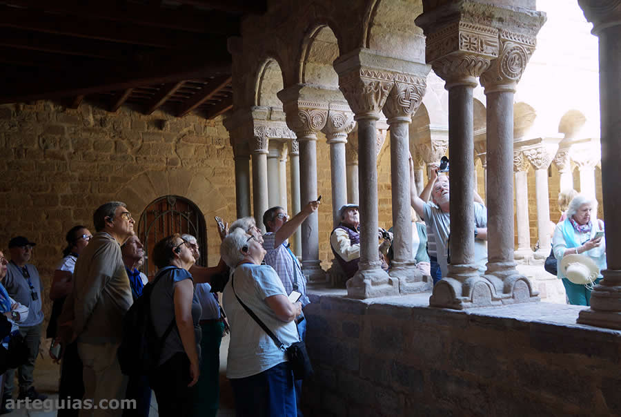 Explicaciones en el claustro del monasterio de L'Estany
