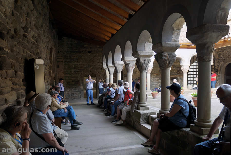 En el claustro de Sant Pere de Casserres