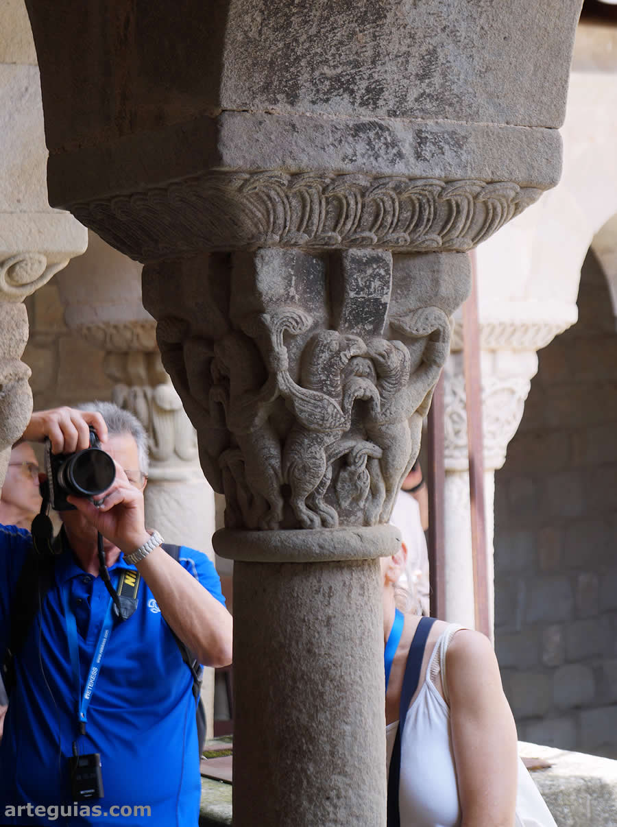 Visitando el claustro de Santa Mar&iacute;a de Llu&ccedil;&aacute;