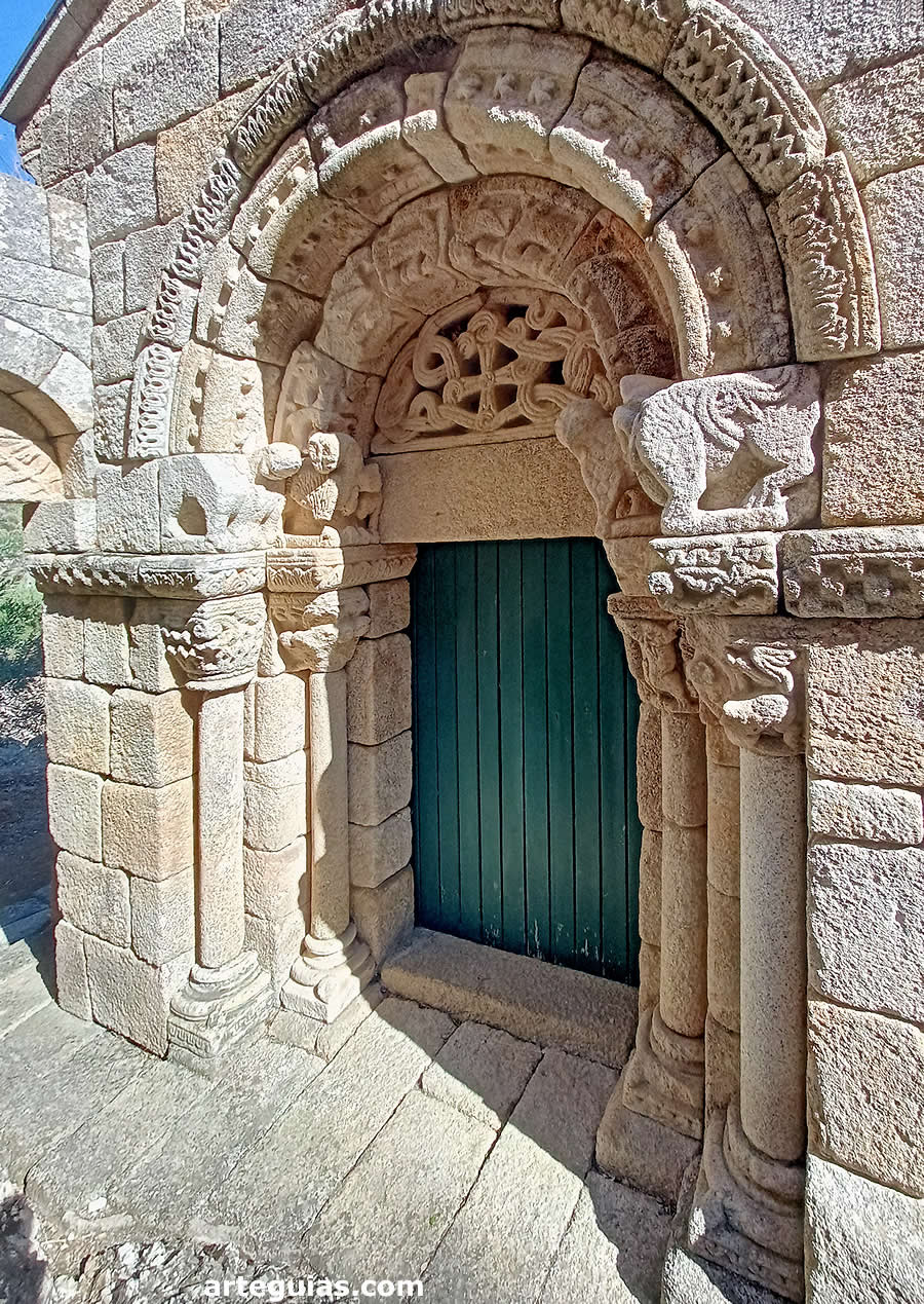 Puerta rom&aacute;nica de S&atilde;o Pedro das &Aacute;guias
