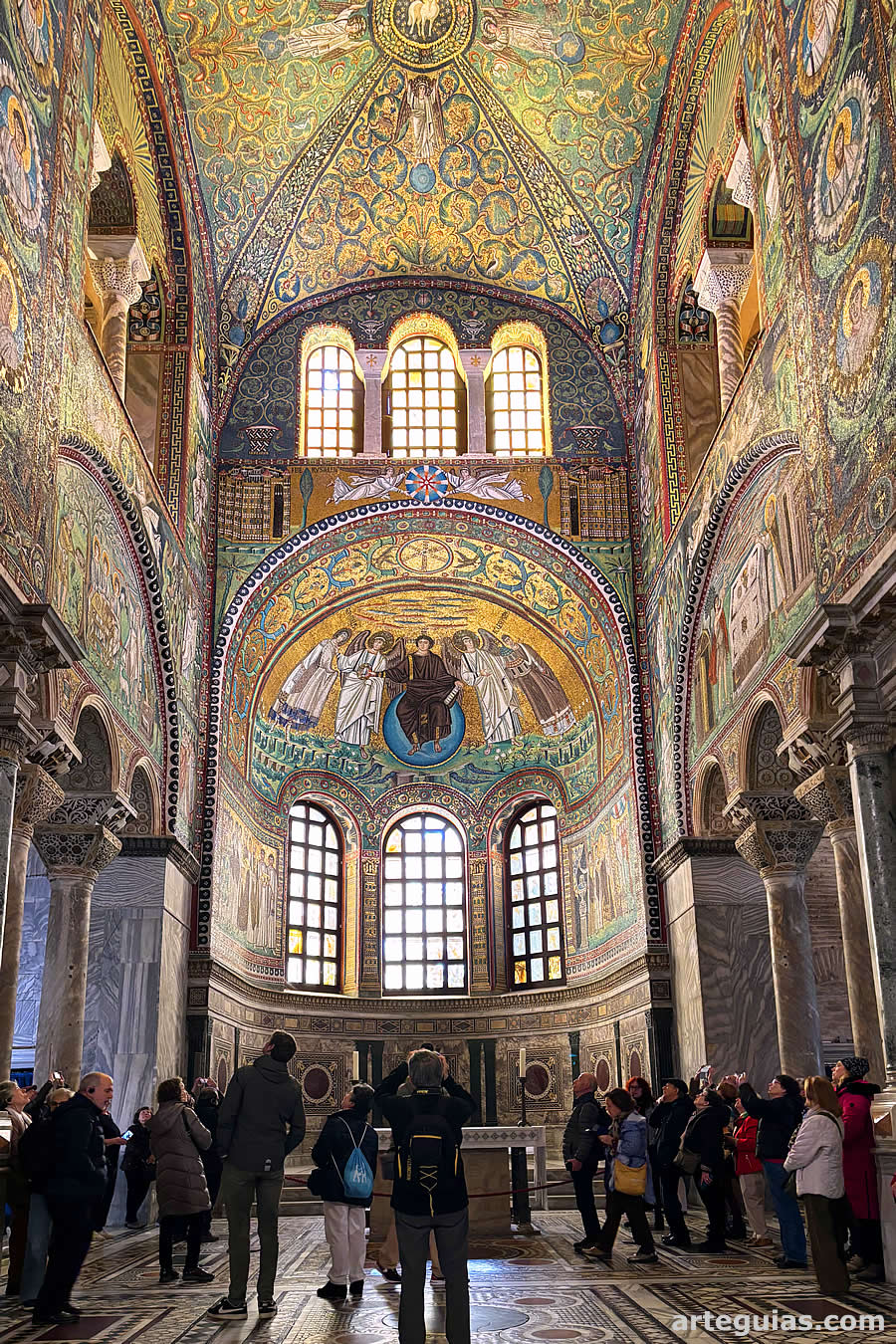 La maravillosa experiencia de entrar en San Vitale de R&aacute;vena