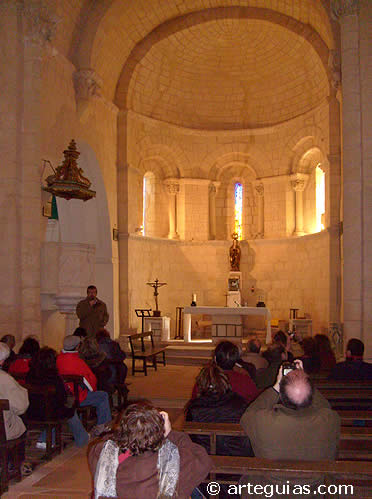 El grupo disfrutó de la belleza del interior de la iglesia de Caballar