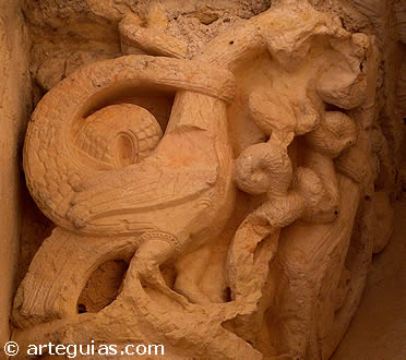 Capitel semiescondido en la puerta occidental de la iglesia de San Miguel. Turégano