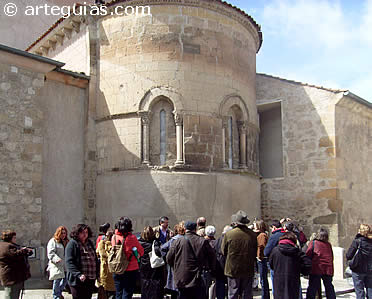 Frente al ábside de la iglesia de Santiago de Turégano