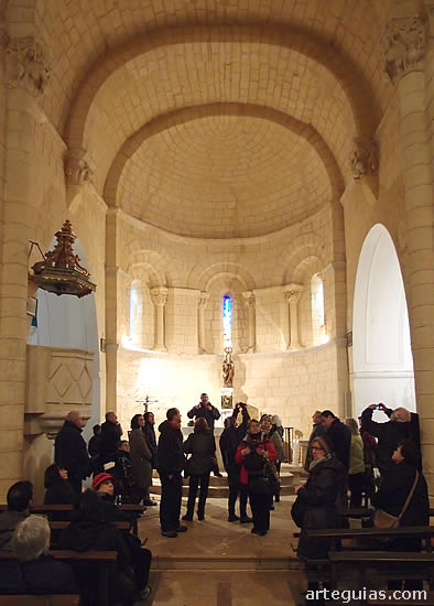 Explicaciones sobre la estructura arquitectónica y la escultura de la iglesia de Caballar