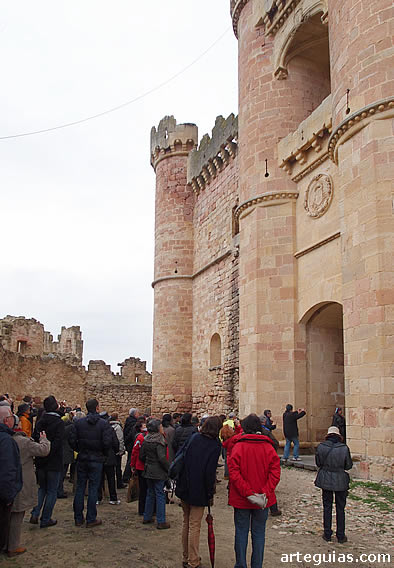 A punto de entrar en la iglesia de San Miguel, en el interior del castillo