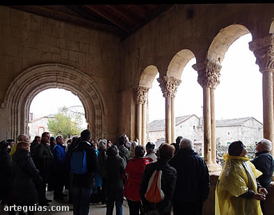 En la galería porticada de la iglesia de San Miguel de Sotosalbos