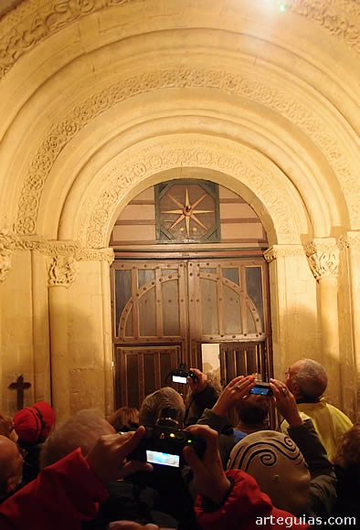Ya anochechido, nos acercamos a la iglesia de Torreiglesias