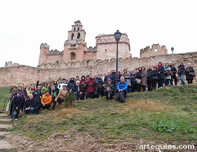 Foto del grupo posando ante el castillo de Turégano