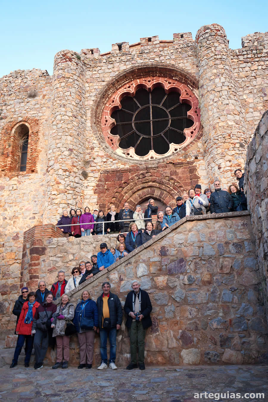 Imagen del grupo frente a la fachada de la iglesia calatrava