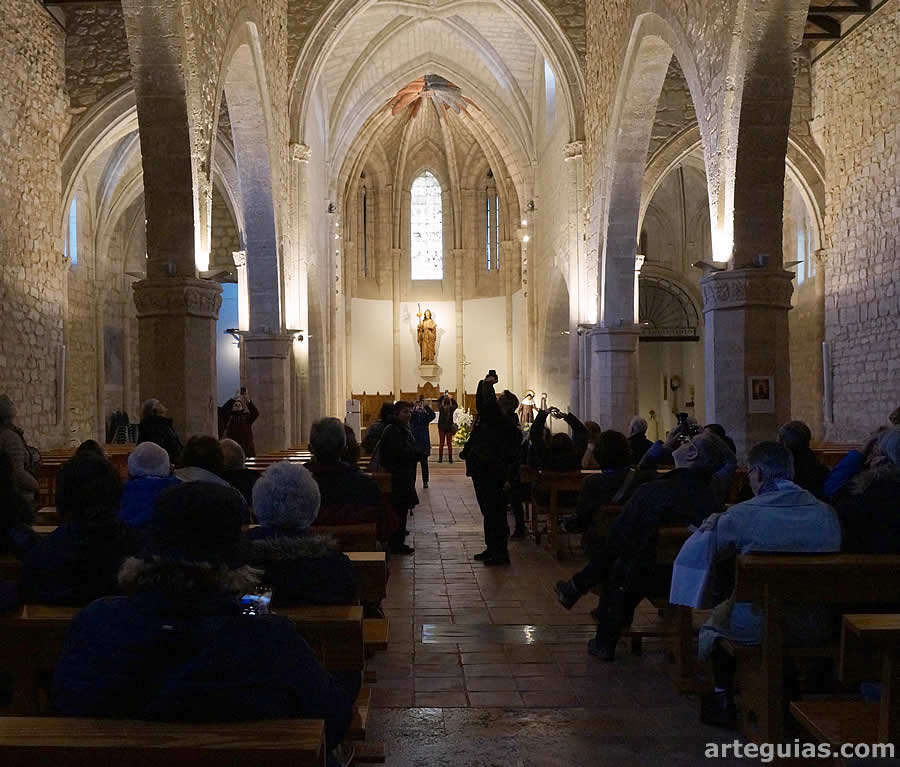 En el interior de la iglesia de Santiago del siglo XIII