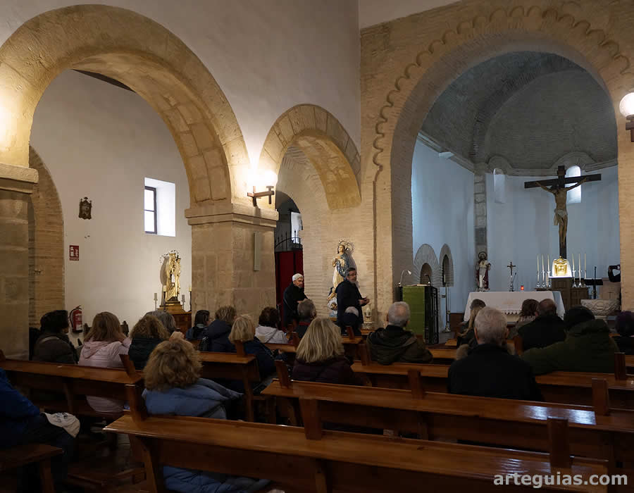 Explicaciones en el interior de las iglesia de Arenas de San Juan