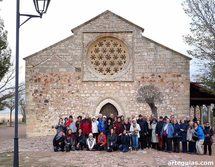 Foto de familia frente a la Ermita d Alarcos