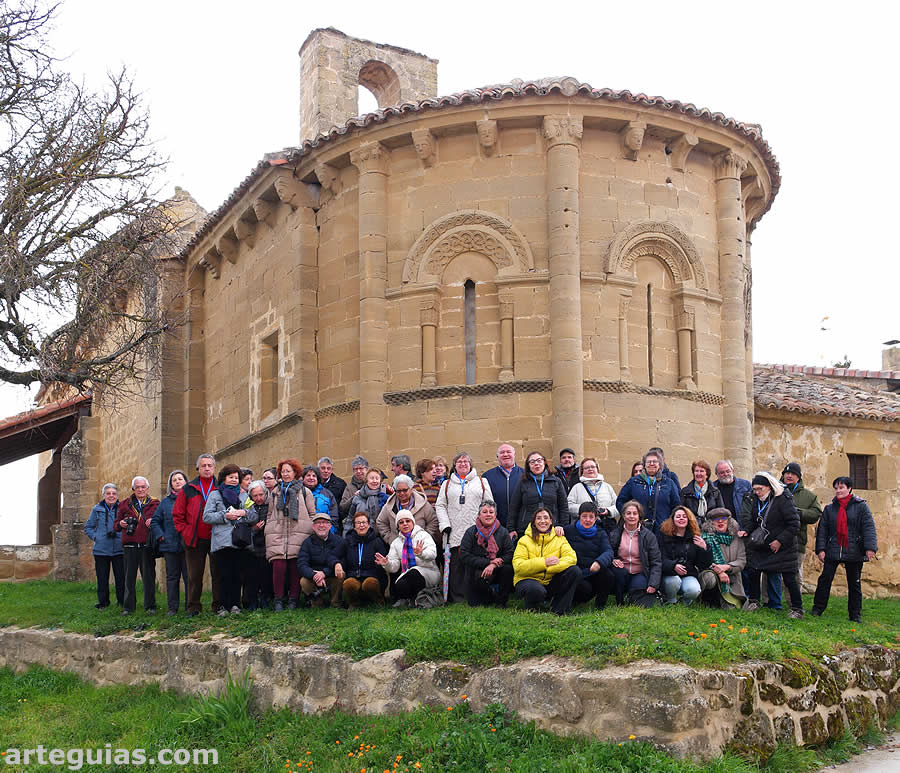 Mañana del domingo: posando delante de la iglesia del Castilseco