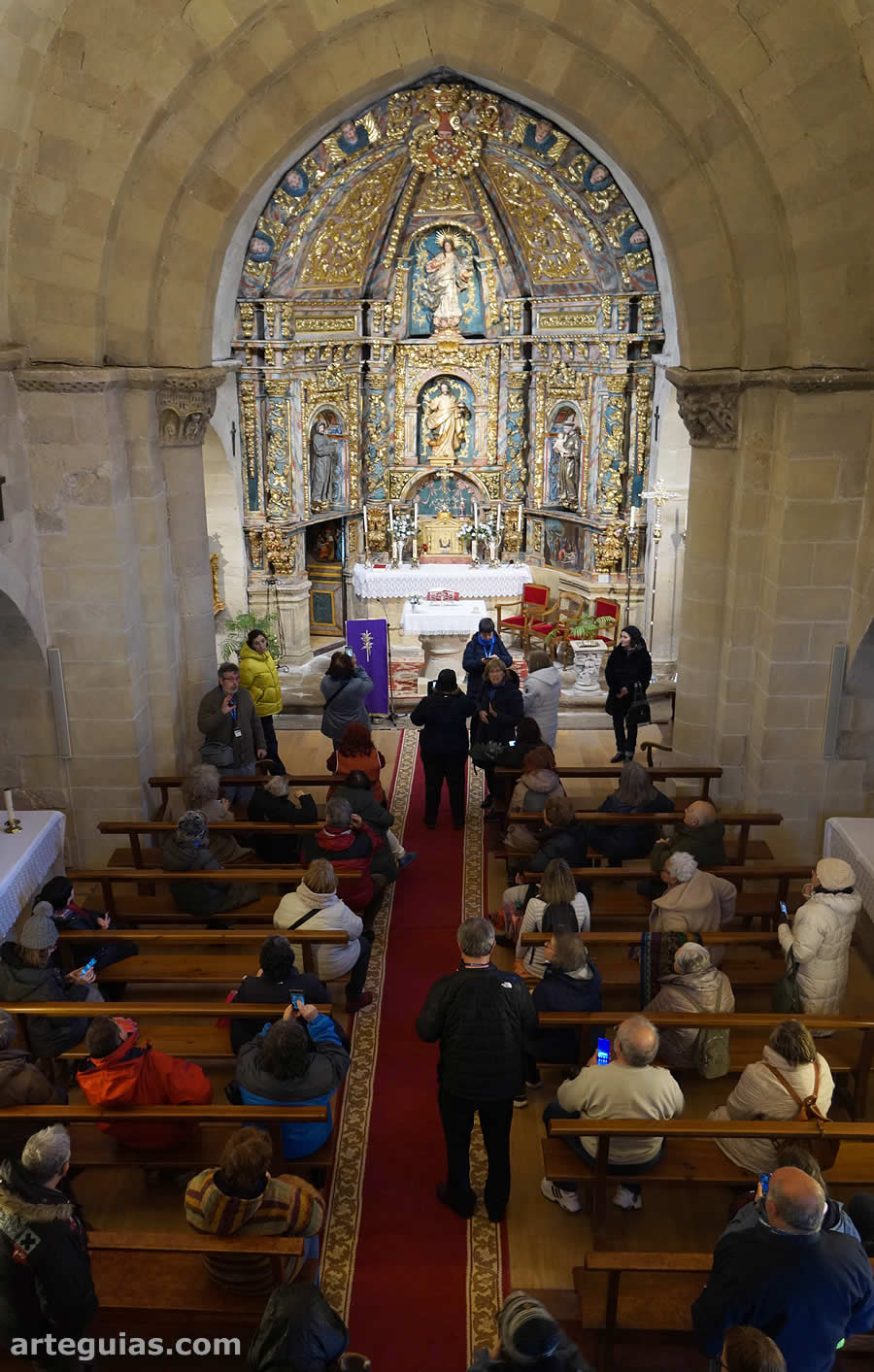 Visita al interior de la iglesia románica de Tirgo