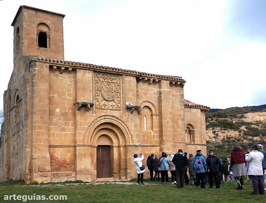 Un momento de la visita a la imponente Ermita de Santa María de la Piscina