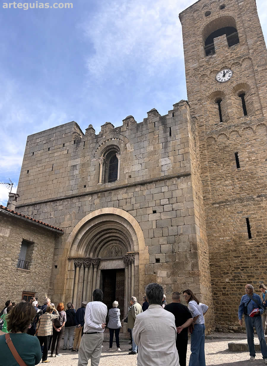 Explicaciones en la fachada de la iglesia de Corneilla de Conflent